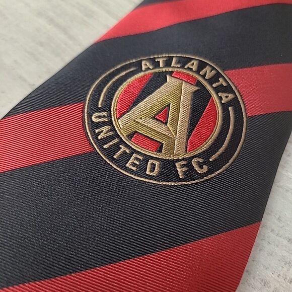 Atlanta United Souvenir Mens Striped Logo Tie Necktie Soccer MLS EUC Polyester - Picture 2 of 5